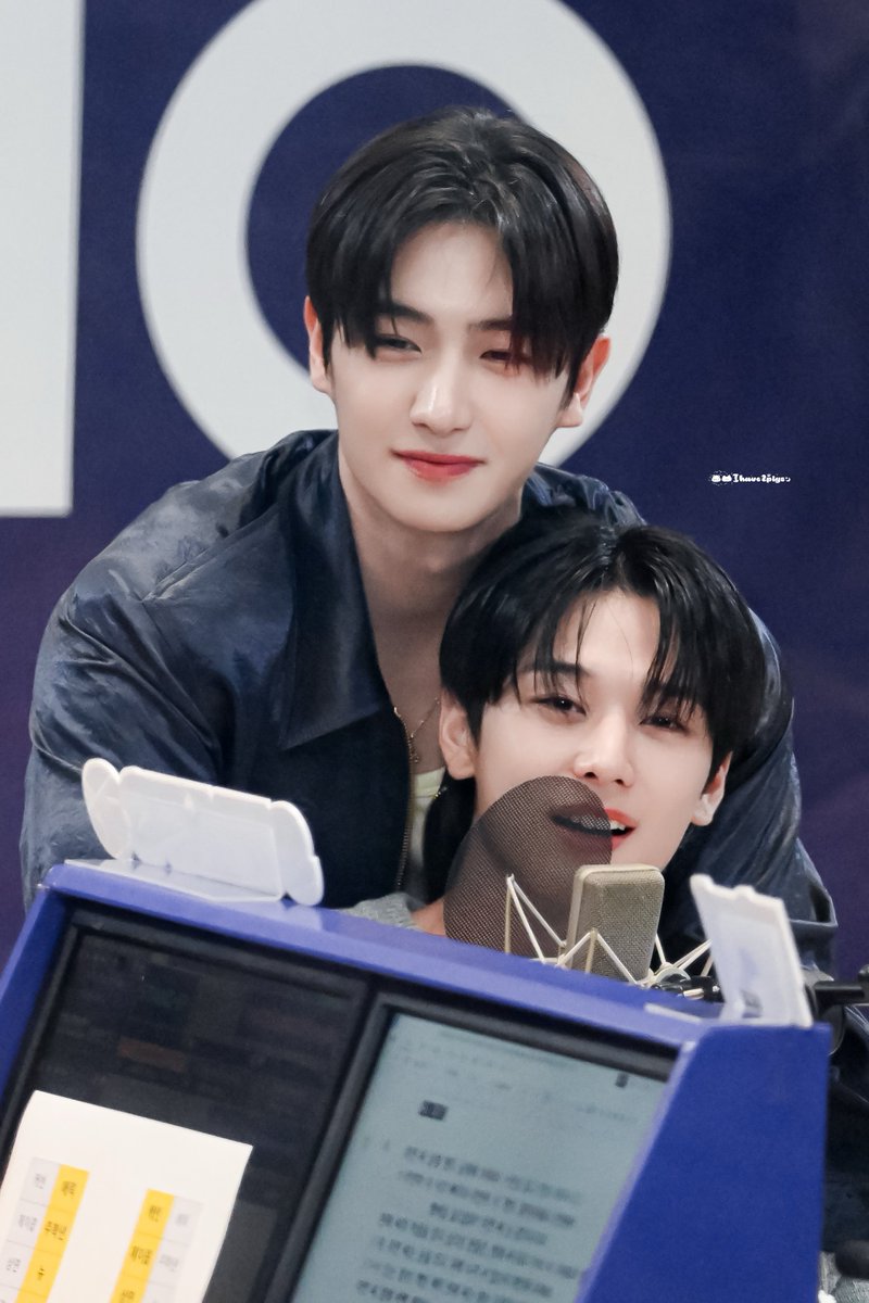 Ihave2pigs's tweet photo. #AprilFoolsDay 

🐈‍⬛🐕

#더보이즈 #THEBOYZ 
#현재 #HYUNJAE #주연 #JUYEON #쥬밀 https://t.co/TcVPvxYQei