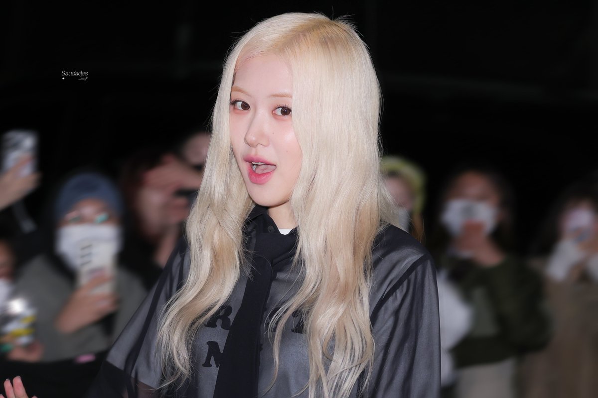 Saudades_8823's tweet photo. 241119 더 시즌즈 출근 HQ

너무 예쁜 로제님🌹

#만우절 #AprilFoolsDay 
#로제 #ROSÉ 
#블랙핑크 #BLACKPINK https://t.co/3D9kDvaBsM