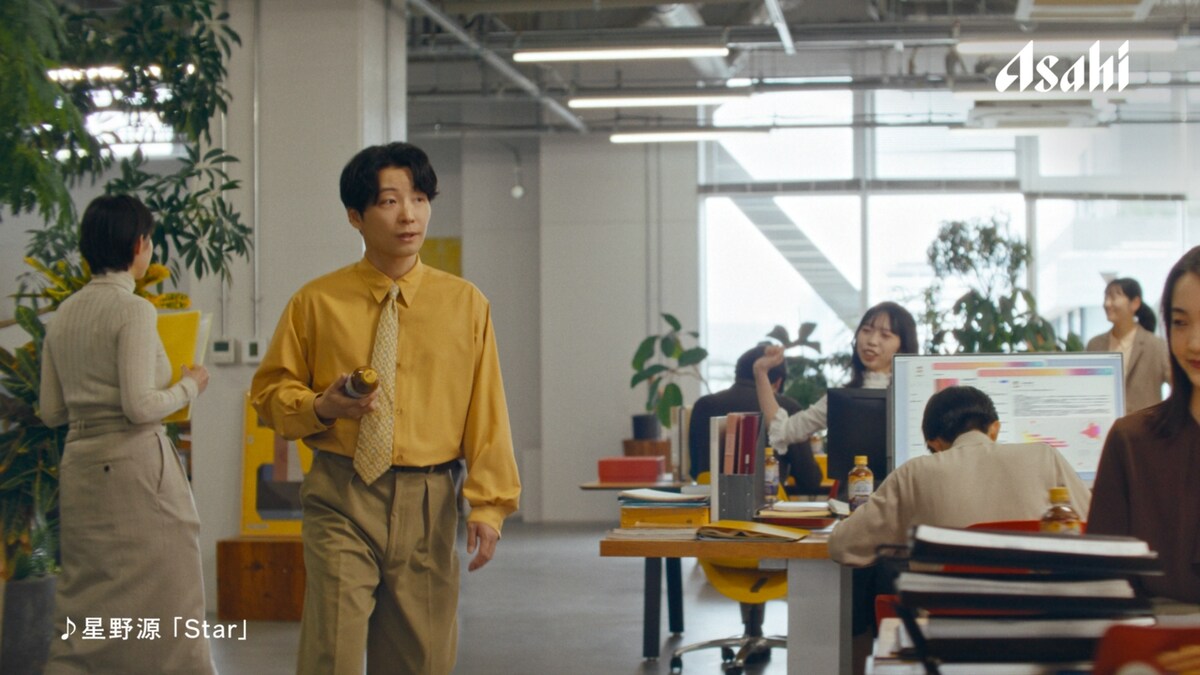 natalie_mu's tweet photo. 星野源「ワンダ」CMにビジネスマン役で出演、春の訪れにふさわしい新曲「Star」使用（動画あり）
https://t.co/L9Ah1ghsEX

#星野源 #ワンダ https://t.co/sokI93JN7j