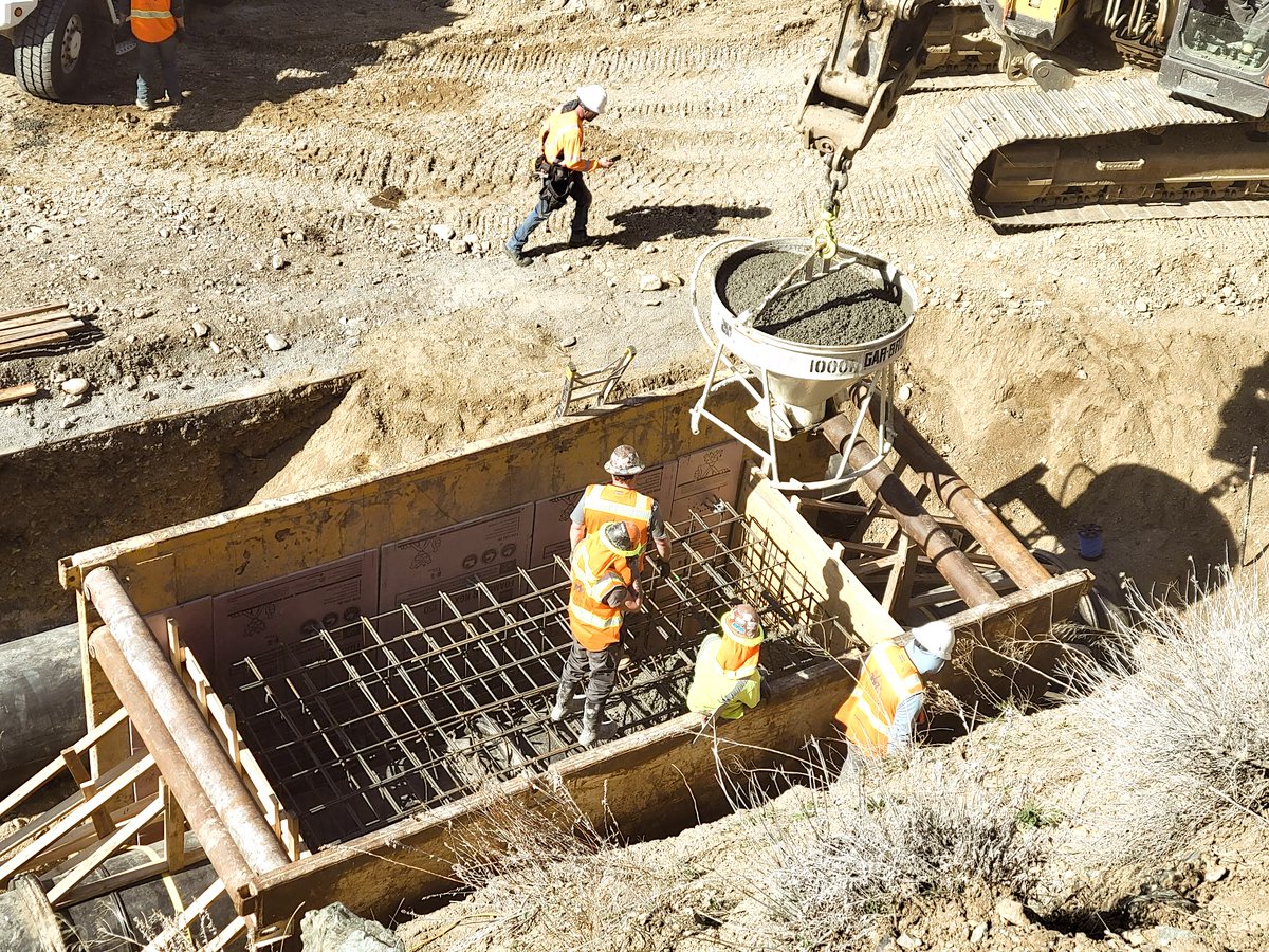 whitakerconst's tweet image. S/O to #employeeowner Dan A. for the 📸 submission of this concrete pour at the Brigham Penstock replacement. Nothing but 👍 and 😀 from this crew! #buildthebest #monday