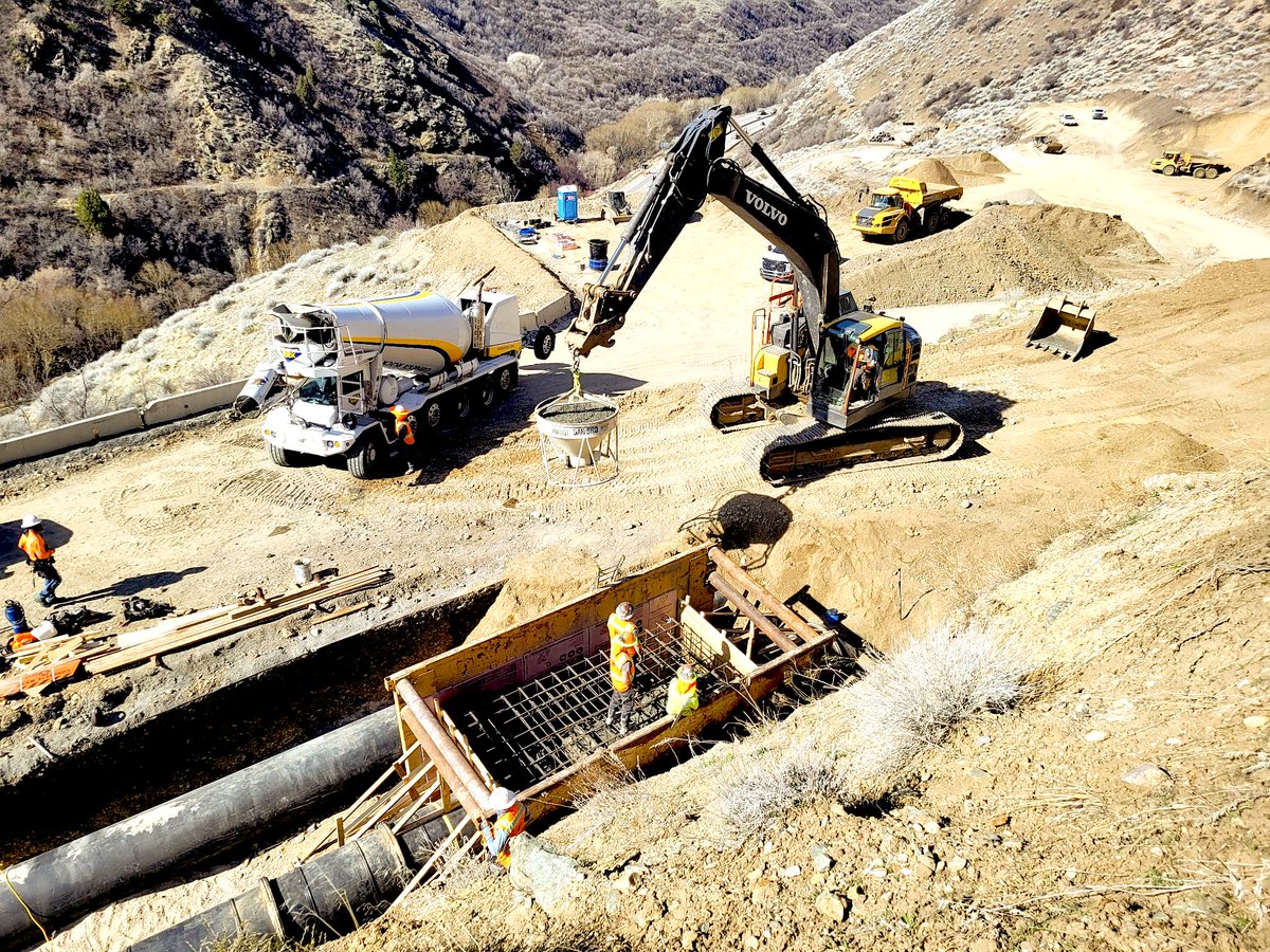 whitakerconst's tweet image. S/O to #employeeowner Dan A. for the 📸 submission of this concrete pour at the Brigham Penstock replacement. Nothing but 👍 and 😀 from this crew! #buildthebest #monday