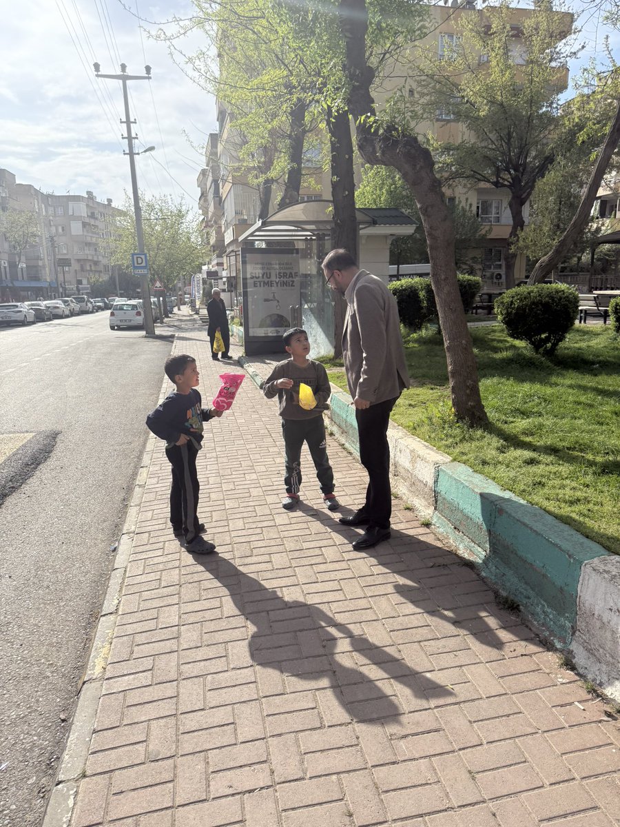 Ramazan bayramımız kutlu olsun.
Benim halâ bir tutam umudum var, pamuk seker tadinda..
#bayramınızkutluolsun
