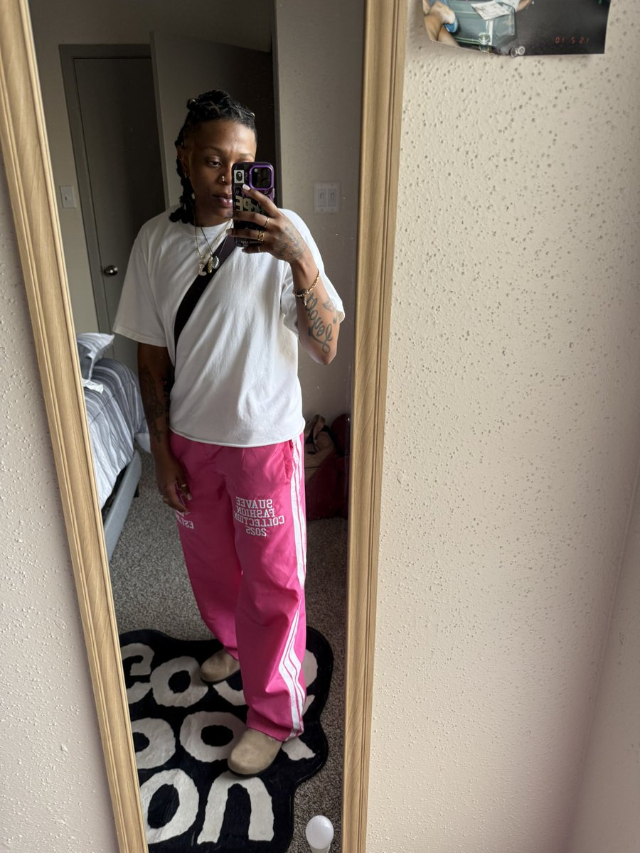 __suaveee's tweet photo. Nylon sweats that I’m dropping on Friday 🤎🔥. https://t.co/v6YDg2CQph