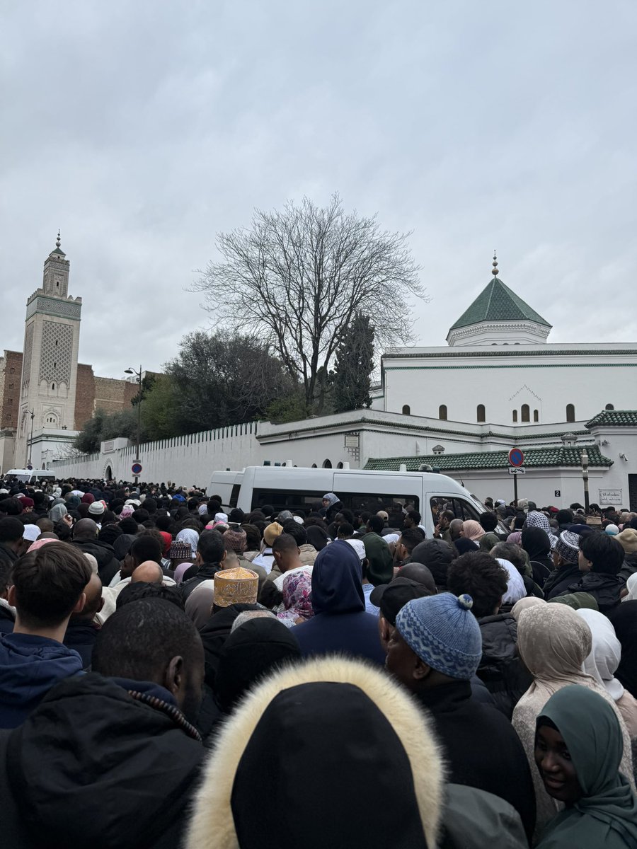 SheikhMehdizade's tweet photo. Cette année, pour l’Aïd al-Fitr en France, on a pu voir des milliers de personnes rassemblées dans les stades, dans les rues et dans divers espaces publics. Certaines femmes portant le niqab, issu de courants salafistes et islamistes, étaient également présentes. Ce qui a particulièrement marqué, ce sont les réactions de certains Français, affirmant que “nous sommes en France, et non en Afghanistan ou dans un pays islamique”.

En tant qu’imam et homme de religion, je comprends que ces rassemblements suscitent un rejet au sein de la société. Il est donc essentiel de trouver des solutions adaptées, notamment en interdisant la prière en extérieur. Quant au niqab et à la burqa, ils sont déjà interdits par la loi (loi du 11 octobre 2010 interdisant la dissimulation du visage dans l’espace public). Je soutiens pleinement ceux qui s’opposent à ces rassemblements dans l’espace public, car il est important de respecter les lois et les principes de la société dans laquelle nous vivons. Concernant la prière, il est tout à fait possible de l’organiser à plusieurs reprises dans des espaces fermés, évitant ainsi d’imposer cet événement à ceux qui ne souhaitent pas y assister.
#EidUlFitr 
#Eid2025 
#EidMubarak 
#EidMubarak2025 
#AidAlFitr 
#AidElFitr