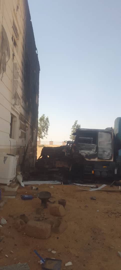 À Boujbeha, localité historique d’une grande famille maraboutique,Ce 31 mars, à 4 h matin, 1maison civile a été frappée par un drone de la junte de bko ds le seul but de détruire les camions stationnés ds la cour – les dernières sources de revenus des habitants restés sur place.