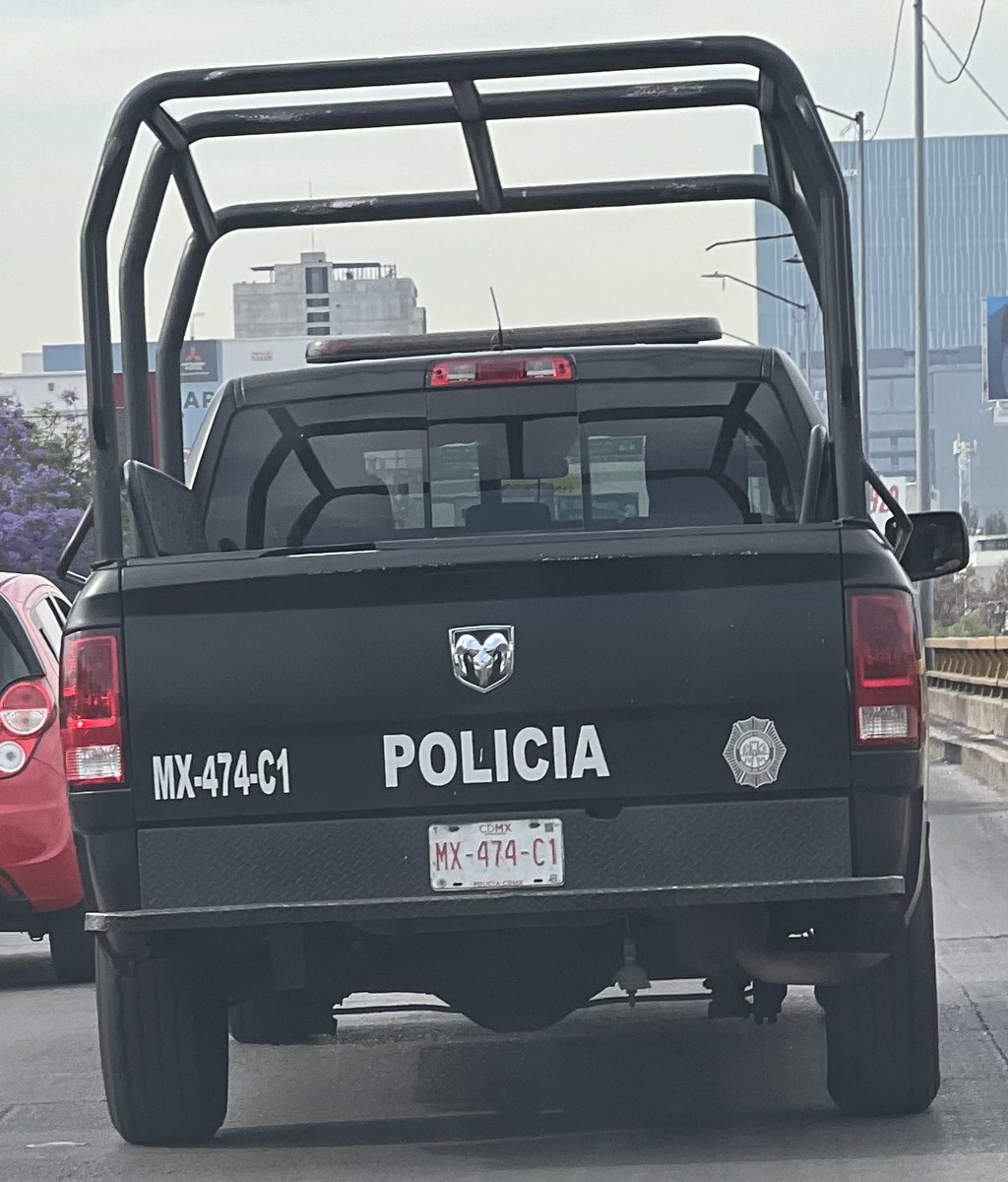 ferchus45's tweet photo. @SSC_CDMX  quiero reportar al conductor de esta unidad, manejando con actitud prepotente, metiéndose sin precaución entre carriles y al momento de advertirle con el claxon de un posible choque, frena en seco y con actitud desafiante. No se encontraba atendiendo emergencia. https://t.co/WAwPvOqkcy