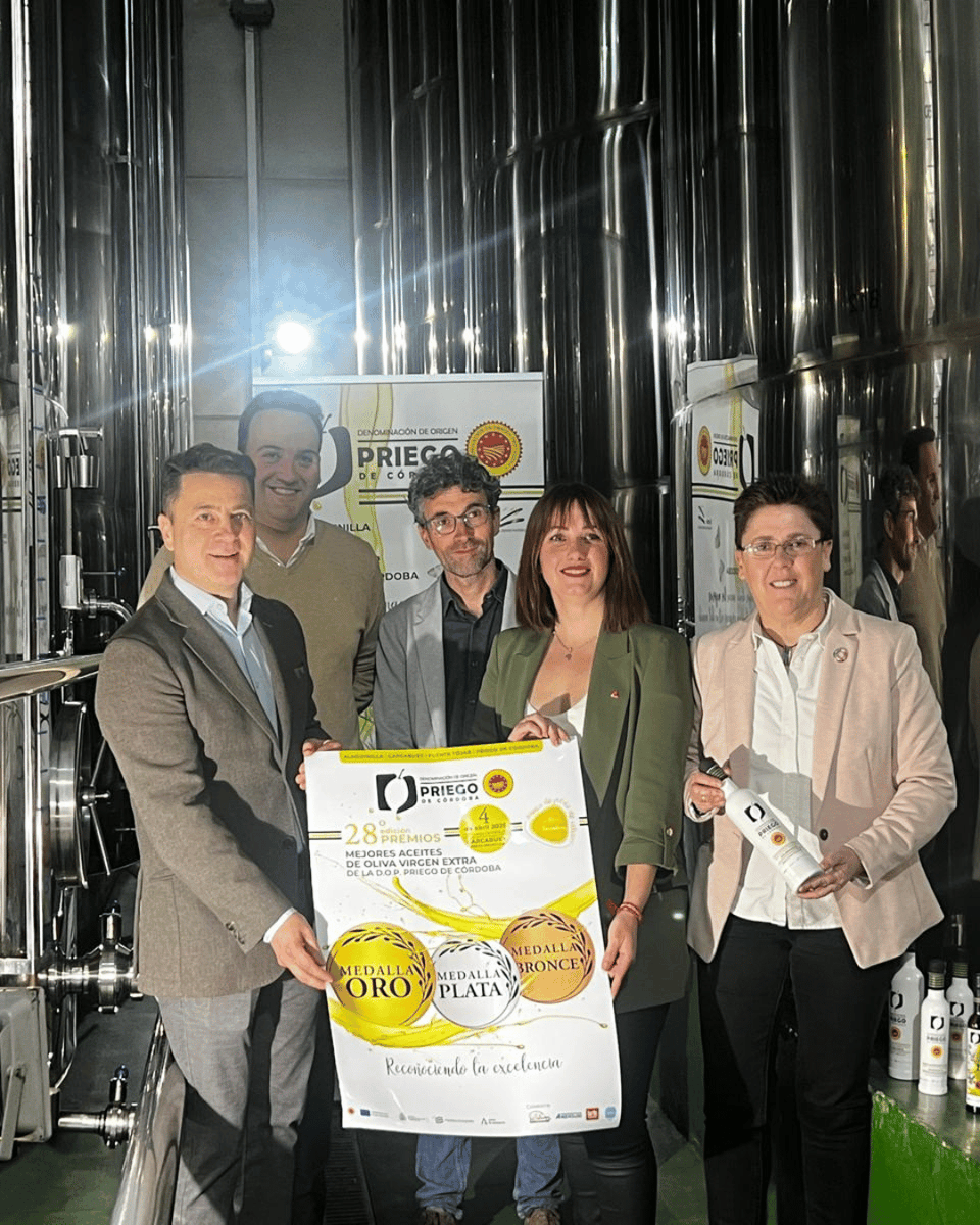 AoveDopPriego's tweet photo. Hoy hemos celebrado la rueda de prensa oficial de la XXVIII edición de los Premios a los Mejores Aceites de Oliva Virgen Extra de la DOP Priego de Córdoba.
#DOPPriegoDeCórdoba #ElMejorAceiteDelMundo  #Almedinilla #Carcabuey #FuenteTojar #PriegoDeCórdoba #AceiteDeOlivaVirgenExtra https://t.co/NtSMzgStXS