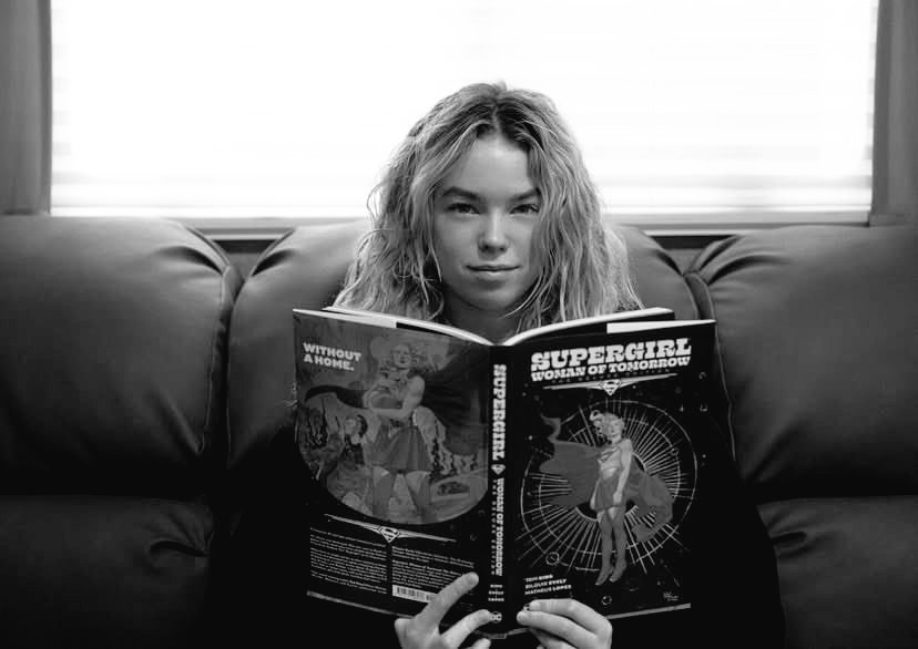 UniversoDCnauta's tweet photo. ✨NOVA foto!

Milly Alcock lendo Supergirl: WOMAN of Tomorrow. https://t.co/H3J0w1mu4o