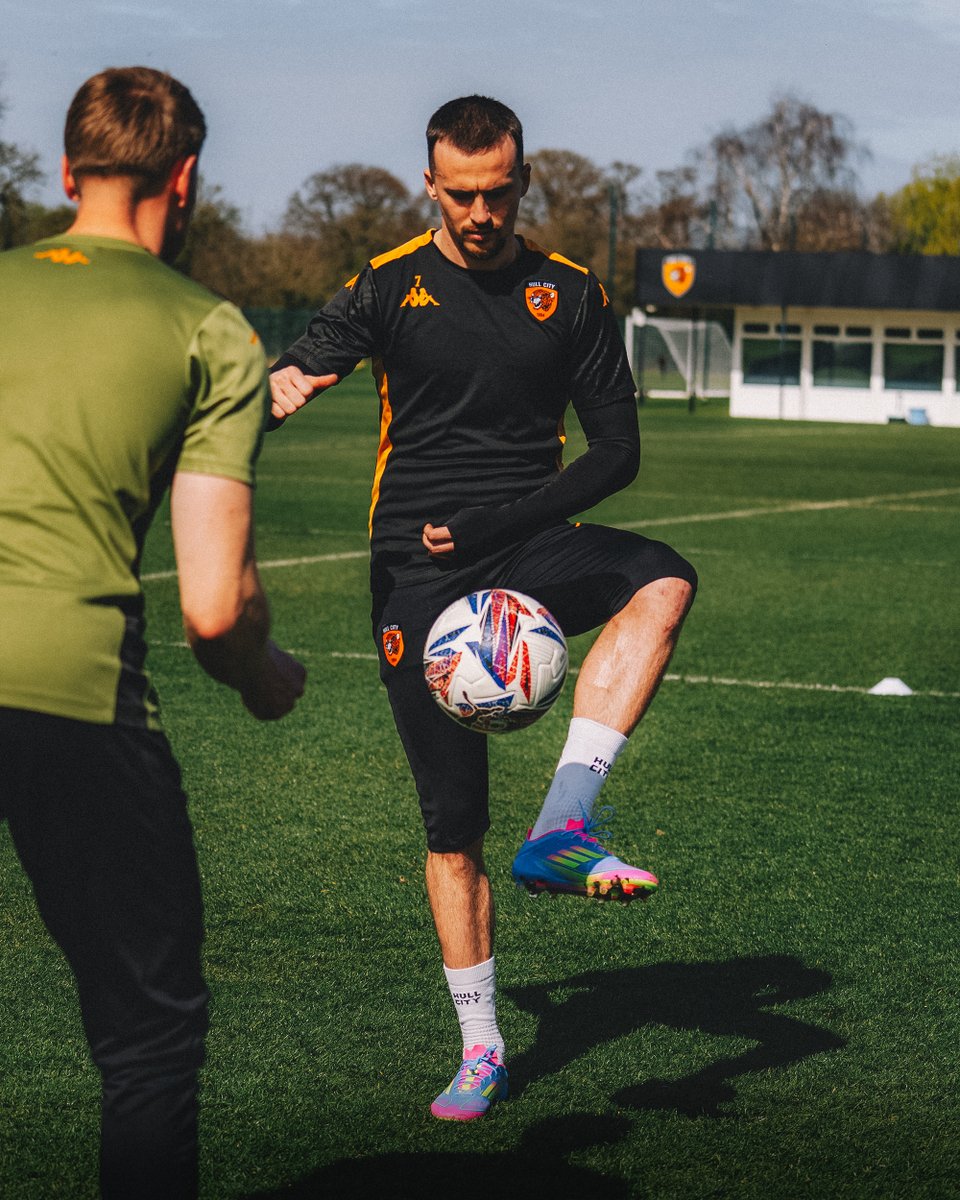 HullCity's tweet image. Back to ball work 💪

#hcafc | @liammillar11