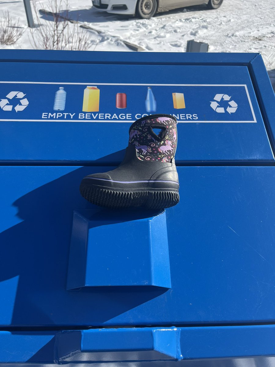 blueskytiff's tweet photo. Oh! Someone lost their little boot 💕 https://t.co/JuoDSMw1yl