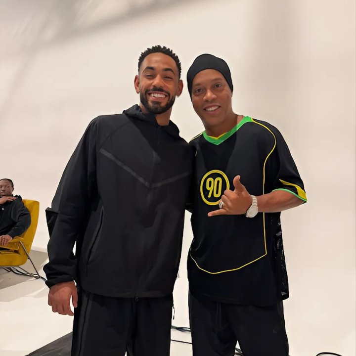 sdmlinks's tweet photo. Ronaldinho Gaúcho já está circulando com as novas camisetas da Nike com o template Total 90. https://t.co/3lJpGno0U1