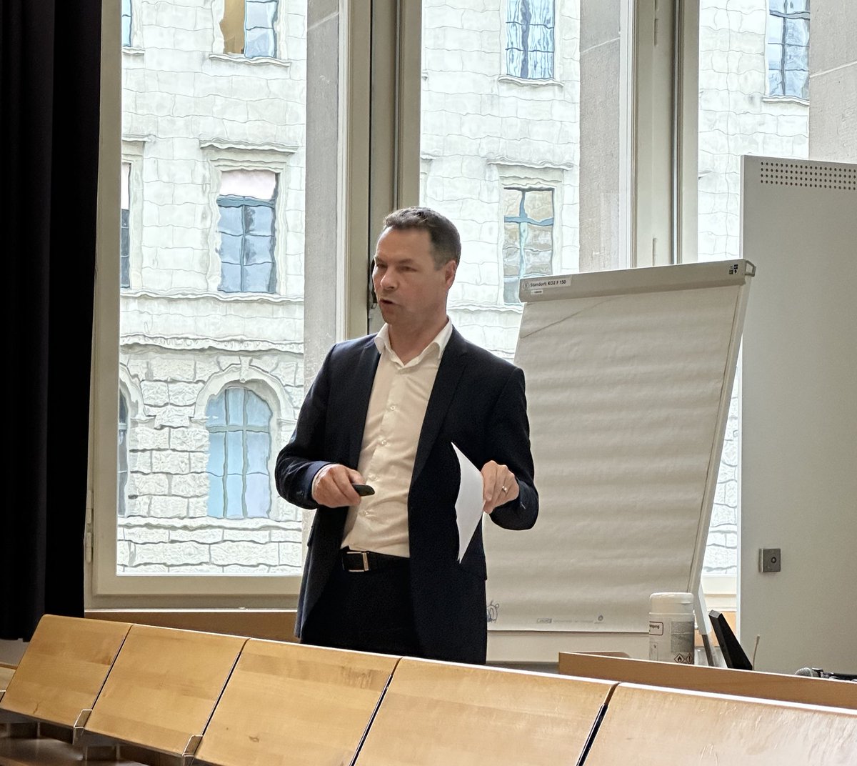 Vorlesung Schweizerische Sicherheitspolitik im internationalen Kontext an der <a href="/UZH_ch/">Universität Zürich</a>: Herzlichen Dank an Botschafter Simon Plüss <a href="/SECO_CH/">SECO</a> für das spannende Referat „Sanktionspolitik und Exportkontrollen als sicherheits- und aussenpolitische Instrumente“.