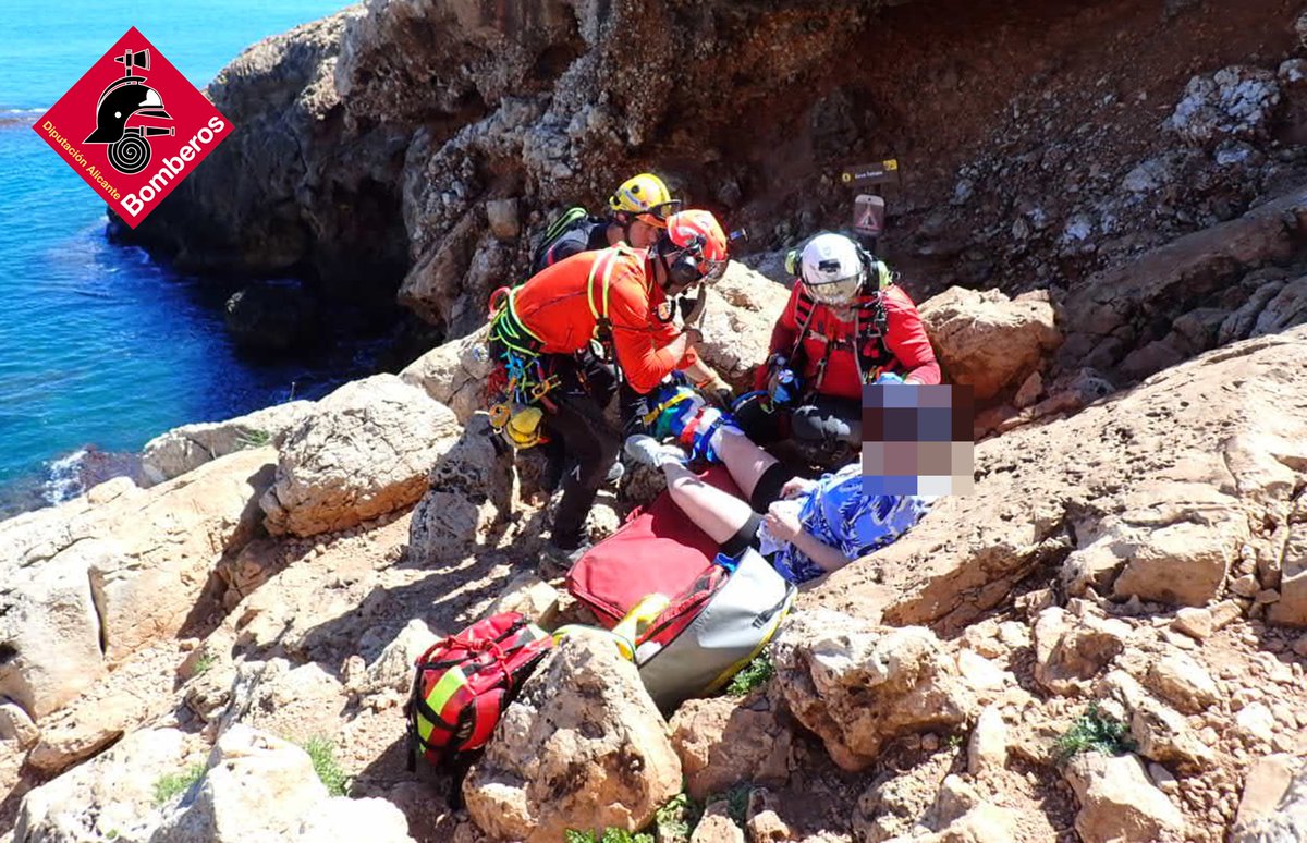 BomberosDipuALC's tweet image. Esta mañana el equipo de rescate #cpba acudió a las inmediaciones de la Cova Tallada en Denia. Auxiliamos a una mujer de 50 años con una fractura de tobillo que le impedía seguir la marcha. Fue evacuada al parque de Denia donde la esperaban los sanitarios. Pronta recuperación
