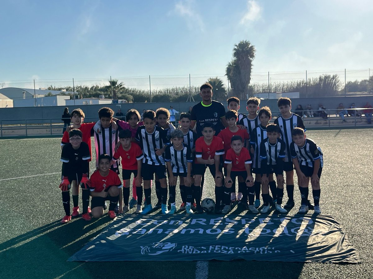 RFAFAlmeria's tweet photo. 🅰️rbitros @RFAF
🧑🤝🧑 “Con respeto ganamos todos”
📝Gran iniciativa de #ÁrbitrosRFAF para la concienciación por el #respeto y el #juegolimpio
⚔️ @UCDLACANADAAT 🆚 #PDGarrucha (3AA) https://t.co/btUizSh92A