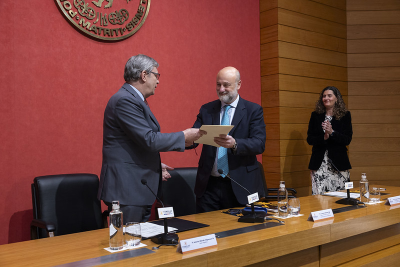 Javier Márquez, ha tomado posesión como nuevo decano de la Facultad de Ciencias Económicas y Empresariales. Sucede en el cargo a Mª Teresa Corzo, que ha liderado la facultad durante los últimos siete años.

Crónica del acto y galería de fotos: comillas.edu/noticias/javie…