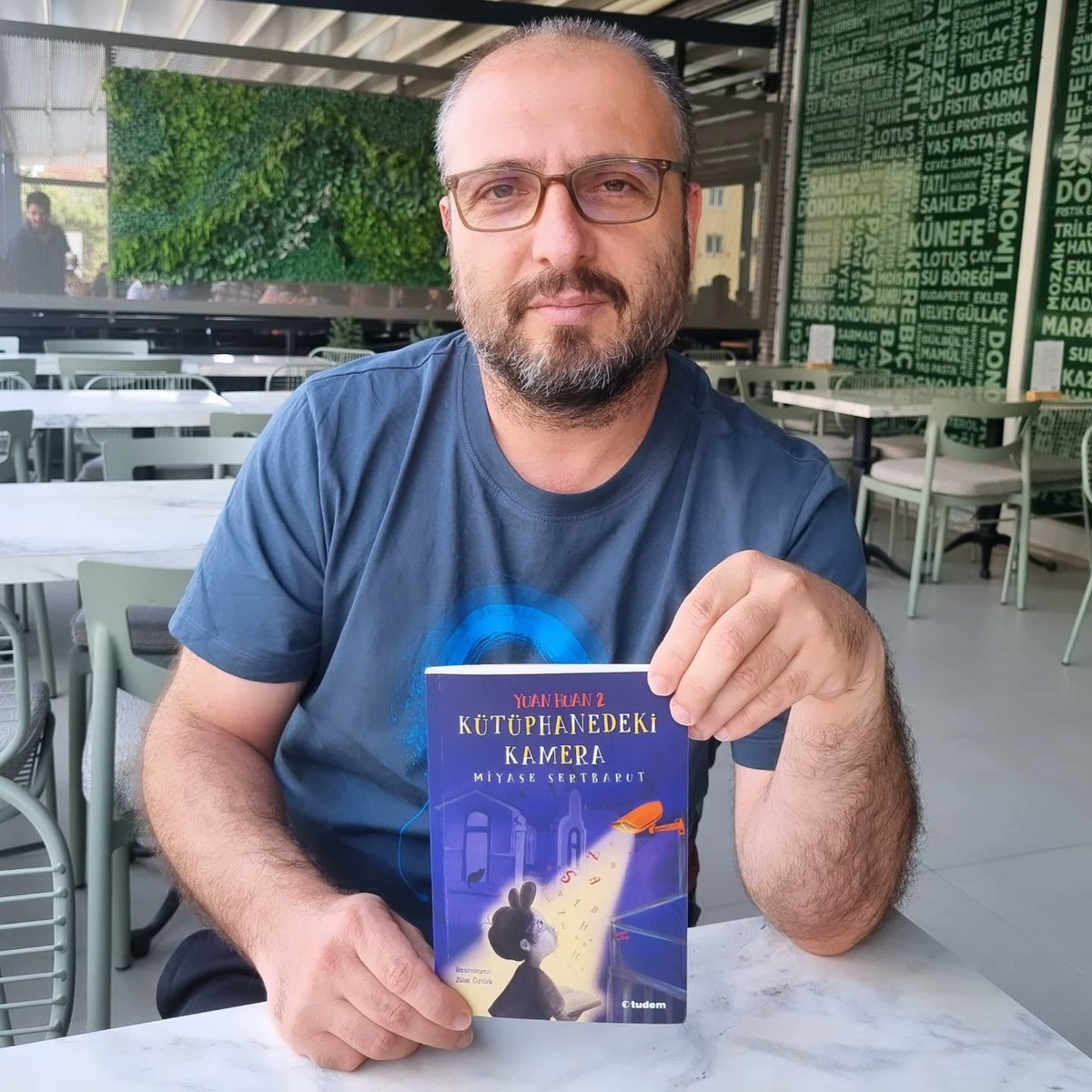Merhaba Arkadaşlar günün harika öneri kitabı dört ve üstü sınıflar için "Yuan Huan 2 Kütüphanedeki Kamera"

Mutlaka okunması gerekenlere yazacağım kitaplardan biri olan bu güzel kitabın yazarı Miyase Sertbarut çizeri ise Zülal Öztürk. 

128 sayfa olan kitabın yayınevi Tudem