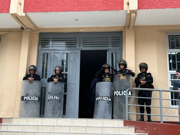 RedMuqui's tweet photo. 📢 #AHORA| Se realiza 2da audiencia de apelación contra los 11 defensores ambientales de #Cotabambas sentenciados injustamente por ejercer su derecho a la protesta en defensa de su territorio.
#LibertadParaLosDefensores #JusticiaParaDefensores https://t.co/2nT9dpkDj5