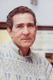 Cuando la realidad tuerce su postín emancipando una mentira leal, y las sábanas pierden su blancura inmaculada. Los cielos anegados de susurros, vierten su presencia en el sol de mediodía y la noche vestida de Gala, adolece en el recuerdo bendito de aquel que fue...
John Dante