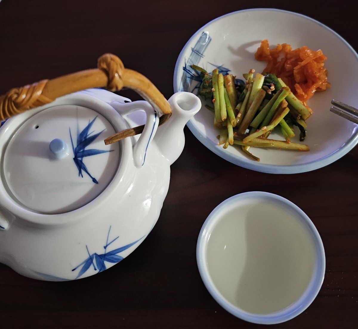 bottomlineplay's tweet image. 경주법주데워 혼술한다. 100% 국내 쌀로 만들었는데 가격이 좋다. 두병사서 동생과 나누고 나는 나데로 갸는 갸데로 각 집서 혼술. 느는게 혼술이다.
자영업자가 20만명이 폐업했다는데 목구멍에 걸린 욕이 내려가질 않네. 
예쁘게라도 마시자.
#대포한잔