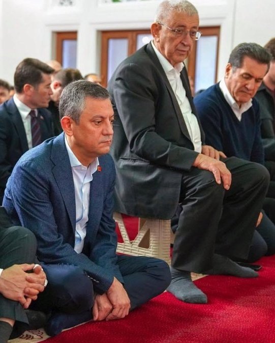 Camiler putlara, heykelere tapınmayı reddeden ve Tevhid inancına sahip olan kişilerin ibadet mekanlarıdır
Ancak bu fotoğraf her halükarda alkışlanacak bir resimdir. Çünkü en azından cemaat arasına karışıp saflar arasında  böyle bir fotoğraf vermeyi Laikliğe aykırı bulmuyorlar.