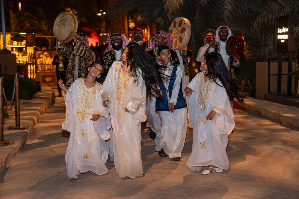 وهنا بهجة العيد تنقال وتبقى 🤎
في #ليالي_الدرعية تعيش الفرح من نغمات العود، لنقش الحنا، لضحكة الأطفال 🌌✨

كل زاوية تحكي حكاية عيدٍ #يرد_الروح⁩ 🤩

#موسم_الدرعية
#أرض_ترويك
#عيد_الدرعية