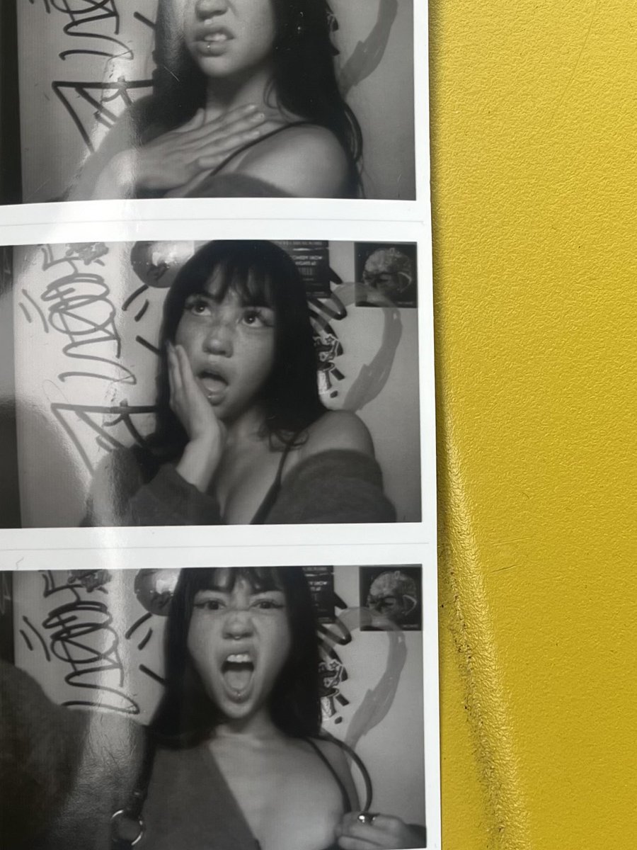 thisbicthdied's tweet photo. girl in photo booth https://t.co/1YXQ7V44jR
