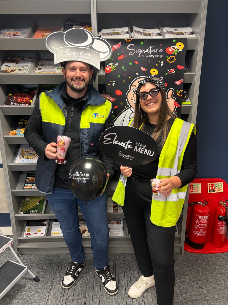 We launched the Signature by Country Range range in true 1950s style! 🍔🍕🍟 A huge thank you to todays chefs Damian &amp; Charlotte for an incredible showcase. Want to try it for yourself? Shop here: bit.ly/43UhANp #SignatureByCountryRange #Foodservice