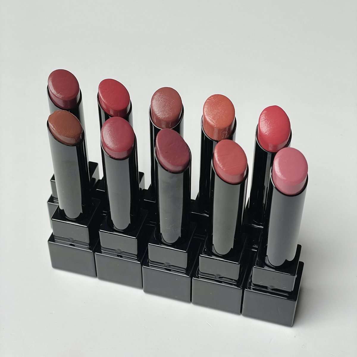 jjdoesitwork's tweet photo. โนหนึ่งในใจก็ยังให้ kate lip monster ชีวิตดีเพราะไม่ต้องเติมบ่อย ทารอบเดียวอยู่ได้เกือบทั้งวันโดยไม่ต้องเติม สเตนแน่นแบบกินข้าวกินน้ำไม่หลุดอ่ะ ใครทำไม่ได้แต่ kate ทำได้
02 ชมพูอมแดง mlbb
03 นู้ดน้ำตาลอมส้ม
05 แดงก่ำๆ ที่มีความอมน้ำตาลละมุนๆ 
07 แดงอมชมพูม่วงนิดๆ ก่ำๆ ขับผิว 
12 ม่วงอมชมพูก่ำๆ ตุ่นๆ 
13 นู้ดชมพูละมุนๆ ใช้เป็นเบสสวยมาก
15 แดงชมพูละมุนตุ่นๆ ไม่เอะอะ 
17 ชมพูกุหลาบตุ่นๆ สวยแพง
102 โทนน้ำตาล old money สวยแพง 
107 ชมพูอมม่วงก่ำๆ ขับผิว

สีที่ทาแล้วจับโป๊ะไม่ได้ ไม่แต่งหน้าก็รอดคือ 02 03 05 ถ้าชอบ mlbb เลือดฝาด ระเรื่อๆ แดงนิดๆ งานปากลูกคุณไป 02 ชอบอมส้มนิดนึงน้ำตาลหน่อยๆ ทาแล้วดูแพง ดูผู้ดีไป 03 แดงก่ำๆ เลือดฝาด ออกกำลังกายเยอะ ทาแล้วขับผิว หน้าขาวไป 05 ส่วนตัวชอบ 17 สวยกำลังดี ชมพูกุหลาบตุ่นๆ สวยแพงเหมือนทาแท่งละ 2000 

📍https://t.co/C4sWBlgSUi