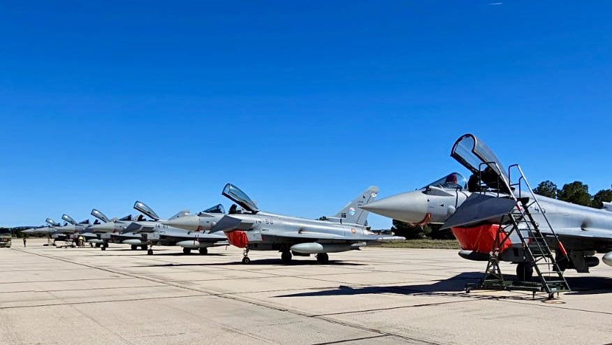 ala14_ea's tweet image. ✈️ Hoy han regresado a Albacete 6 de nuestros Eurofighter, con 6 de nuestros compañeros a los mandos. 

🇷🇴 Han volado desde Constanza, Rumanía, donde han permanecido más de 4 meses formando parte del destacamento Paznic, para cumplir con la misión “Enhanced Air Policing” (eAP-67)