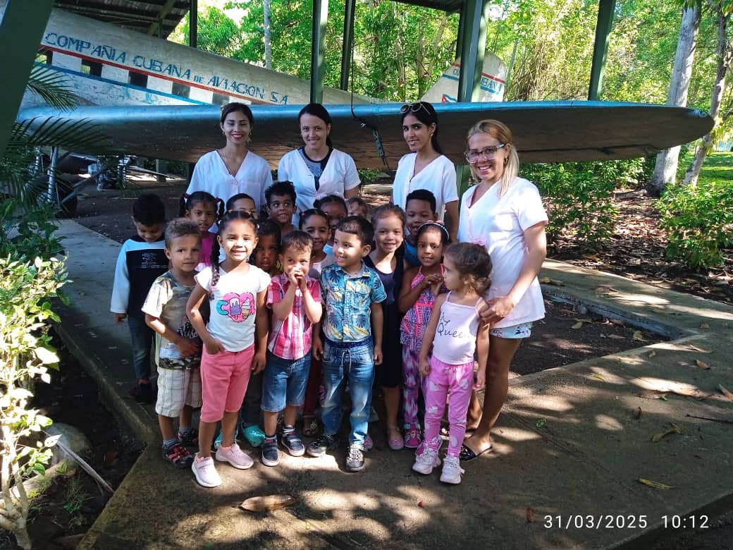 Realizando visita al museo en saludo al aniversario de los círculo infantiles.<a href="/LHierresuelo/">Luis Hierresuelo</a>,<a href="/PlutinArgelio/">Argelio Plutin</a>,<a href="/dme2frente/">DME - Segundo Frente</a> <a href="/dpestgo/">DGE Santiago de Cuba</a>