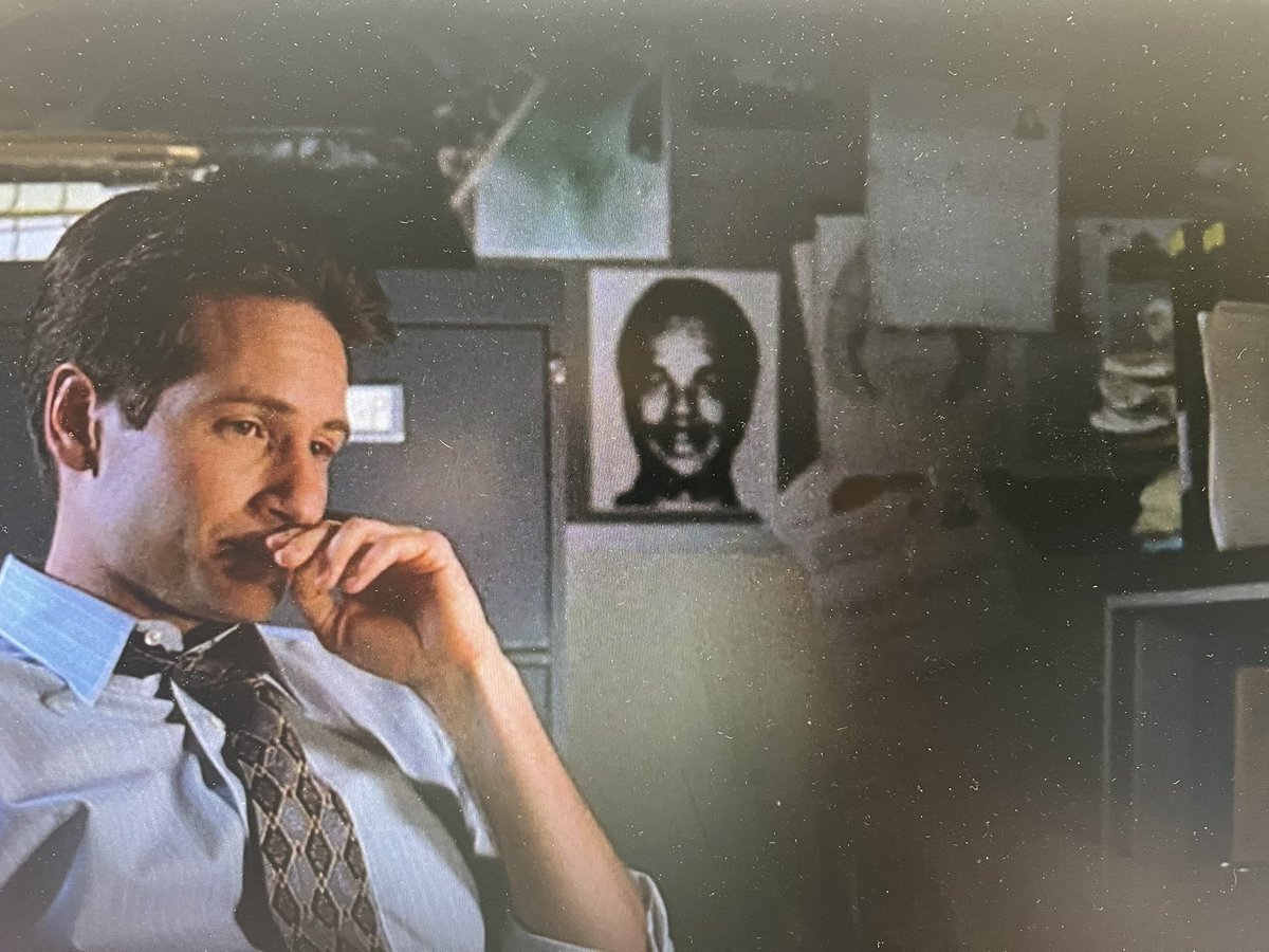 I’m watching X Files (S1E5) from 1993 and there’s what appears to be a headshot of <a href="/MrCraigRobinson/">Craig Robinson</a> , aka Darryl from #TheOffice on Mulder’s bulletin board 😳🤨
#xfiles