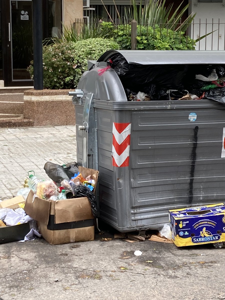 La basura se sigue acumulando y la intendencia sigue contratando gente que no se necesita.