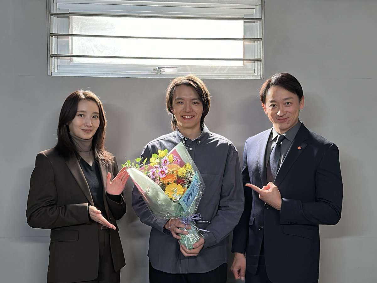 eyesee_fujitv's tweet image. ❄🎊#アイシー クランクアップ🎊❄
≪第7話&第8話ゲスト≫
🧊進藤大地 役 #濱田龍臣 さん
🧊花形紗奈 役 #大出菜々子 さん
ありがとうございました💐
第1~3話は無料見逃し配信中!
最終回無料見逃し配信は本日21時54分まで🍨
bit.ly/4a9jWZR
#波瑠 #山本耕史