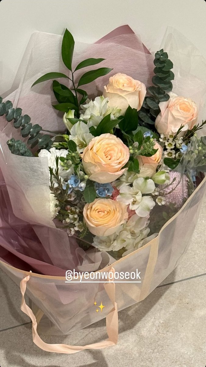 Wooseok gave Actor Lee Donghwi a bouquet to congratulate him for his movie Lobby!