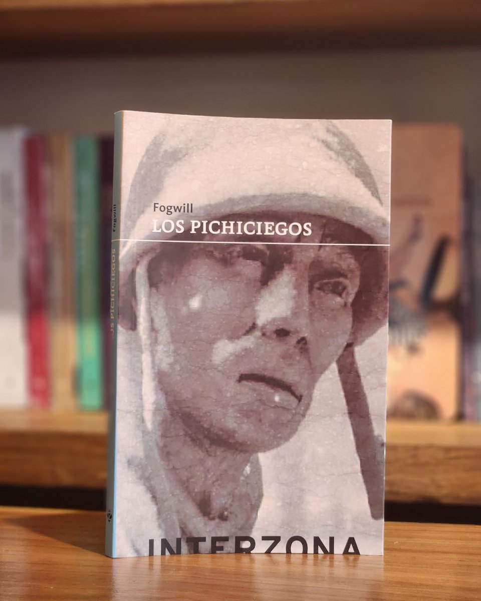 📚2 de abril | Día del Veterano y de los Caídos en la Guerra de Malvinas 🇦🇷

Hoy recordamos y honramos a quienes lucharon en Malvinas. Entre los relatos más impactantes sobre la guerra, 𝐿𝑜𝑠 𝑝𝑖𝑐ℎ𝑖𝑐𝑖𝑒𝑔𝑜𝑠, de Rodolfo Enrique Fogwill, se impone como una lectura esencial