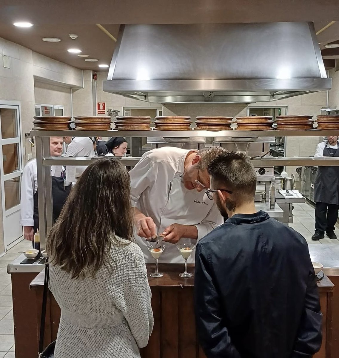 Porque pensamos en ti y sabemos lo que te gusta, el próximo fin de semana repetimos “El aperitivo a ciegas” y “Oído Cocina”.

“EL APERITIVO A CIEGAS”. La cena del viernes 4 de abril  y el sábado 5 de abril “OÍDO COCINA”.

Yo que vosotros no me lo perdería, ¿oído? 🍴