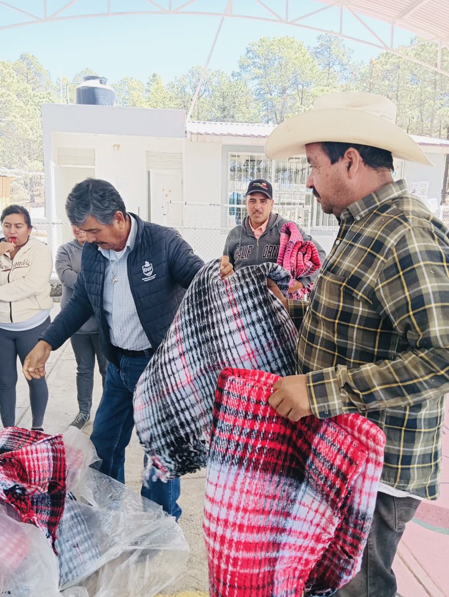 #DIFCercaDeTi 📍

¡Sin fronteras! Seguimos recorriendo la zona rural llevando difusión de derechos y apoyos a grupos vulnerables a quienes más lo necesitan. 

Gracias por recibirnos 👋
Poblado Las Güeras y Ojo de Agua del Cazador.