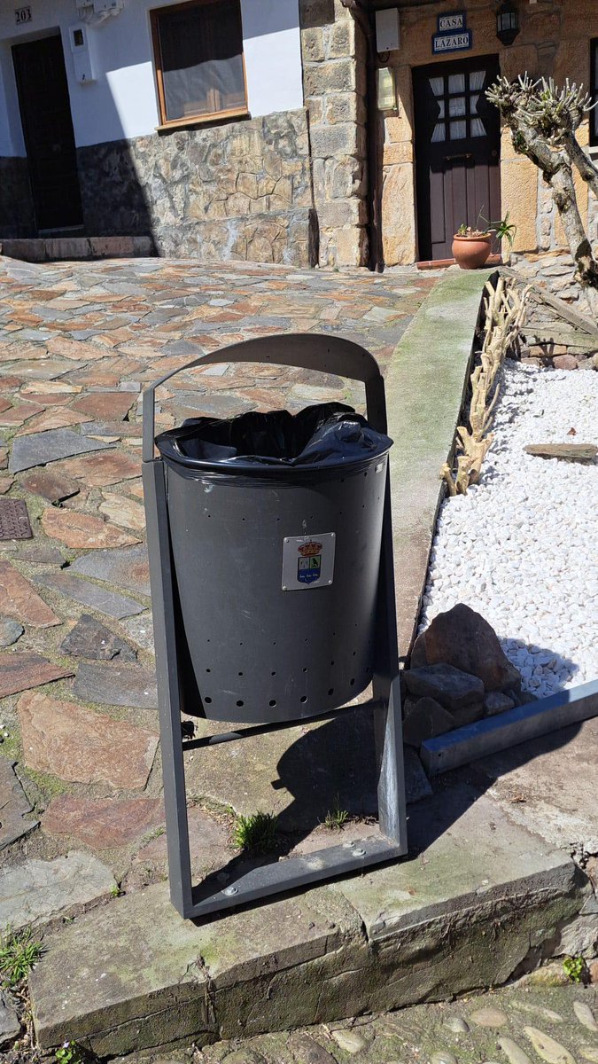 FORO_Colunga's tweet photo. 🌿 De momento, los trabajos han consistido en: pintar y reparar bancos y barandillas, mejorar el aspecto de los jardines públicos y renovar las papeleras.

👏 Los vecinos y vecinas de Lastres están muy satisfechos con el resultado. https://t.co/q5nzQ0NOsY