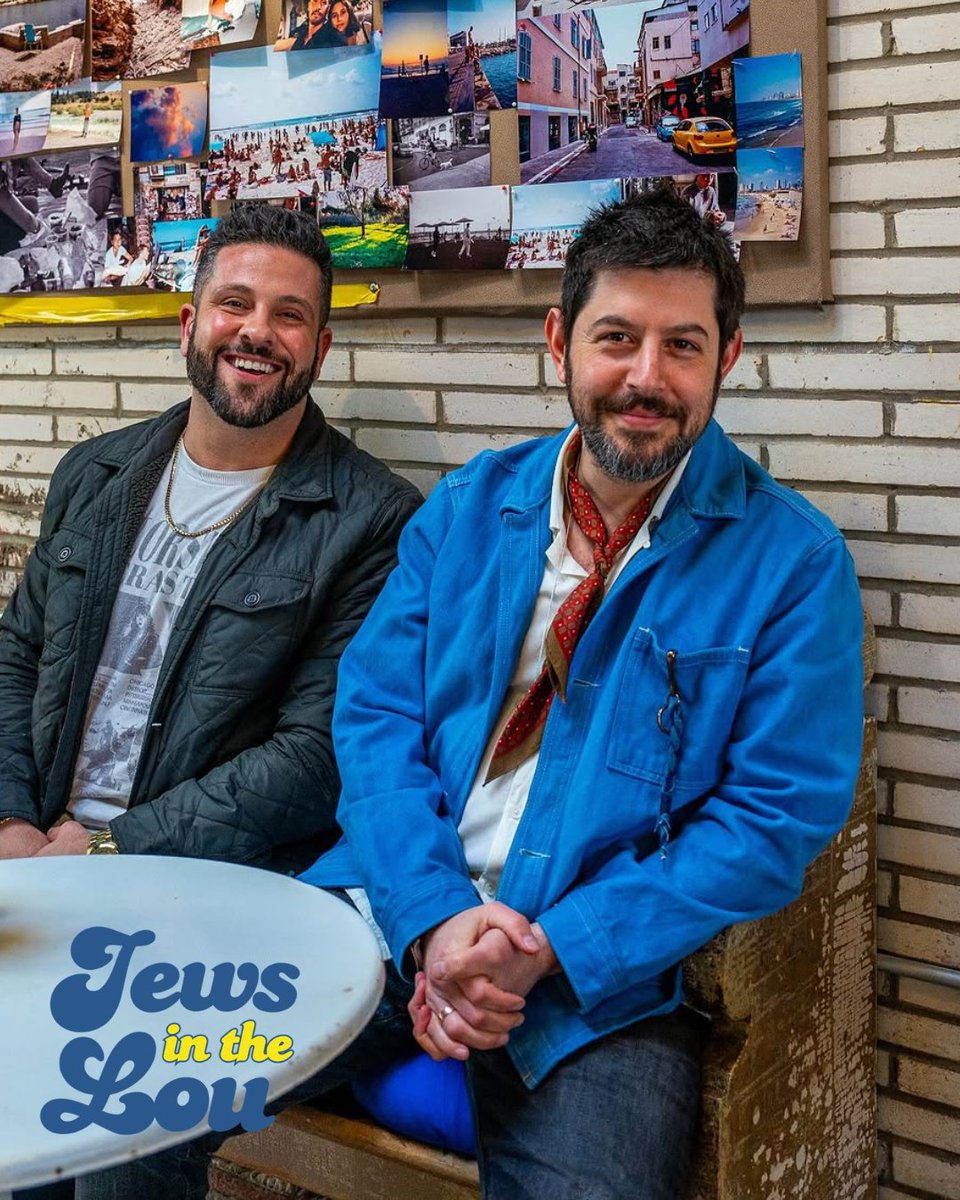 Some of the BEST convos happen over pastrami &amp; pickles. 🥪🥒 That’s the vibe behind #JewsInTheLou — real talk about Jewish identity, culture &amp; community in St. Louis 🎙️✨

Next episode drops soon w/ philanthropist Michael Staenberg! 🔥

🔗 Full story: stljewishlight.org/jewishfood/jew…