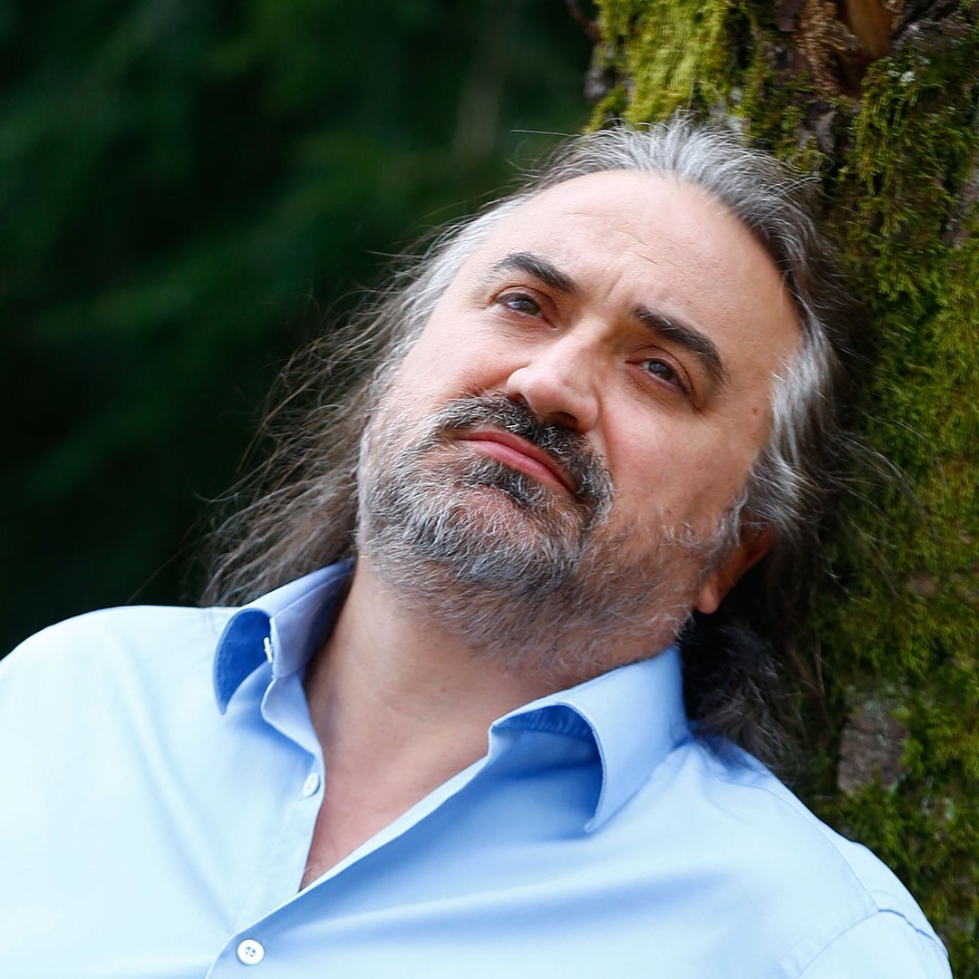 Göklerde kartal gibiydim
Kanatlarımdan vuruldum
Mor çiçekli dal gibiydim
Bahar vaktinde kırıldım

Çok üzgünüm
#volkankonak