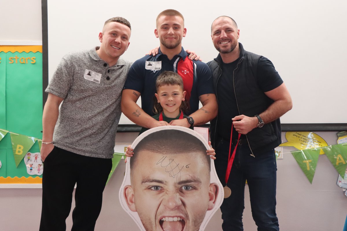 HKRFoundation's tweet photo. Last week Mikey Lewis visited Gold School Partner Wansbeck Primary to be a judge for their talent competition 🥇🤩

What a wonderful afternoon, full of lots of talented performances! 🙌

#RobinsTogether❤️🤍 https://t.co/1eRJygEfrr
