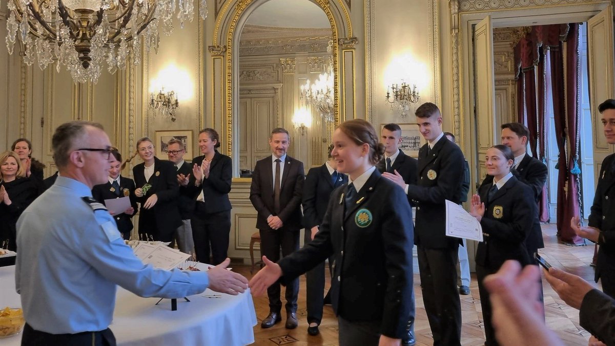 DRHATofficiel's tweet photo. De futurs candidats pour le #PrixClemenceau @Armees_Gouv dans les prochaines années ? 😉 

🔎8 élèves des lycées militaires de l’@armeedeterre se sont affrontés avec brio lors de la 4 édition du concours d’éloquence organisée par la @DRHATofficiel 👊 

Drôles at audacieux, ils ont brillé par leur culture, leur prestance et leur talent oratoire, surtout face à des sujets tel que « l’art de se taire » 😀 

Félicitations à Marc, élève de CPGE au @LyceeCyr et Viviane, en première au @PNM_LaFleche , qui se sont particulièrement distingués et ont fait rayonner leur lycée.  Un grand bravo à tous ! 👏