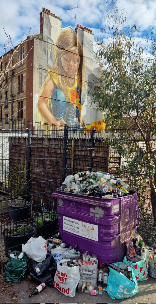 Picking Daffodils in Glasgow can be thirsty work
#Glasgow #recycle