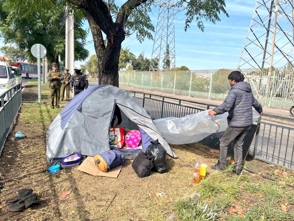 Carabineros Prefectura Cordillera (@carabprefcord) on Twitter photo #PuenteAlto: <a href="/CarabMicc/">Carab. Plan Cuadrante e Integración Comunitaria</a> 38ª Comisaria, realiza recuperación de áreas verdes y reintegración de personas en situación de calle, en conjunto a la municipalidad de Puente alto.
#LaPrevencionEsNuestraEsencia
#CarabinerosDeTodos #PuenteAlto: <a href="/CarabMicc/">Carab. Plan Cuadrante e Integración Comunitaria</a> 38ª Comisaria, realiza recuperación de áreas verdes y reintegración de personas en situación de calle, en conjunto a la municipalidad de Puente alto.
#LaPrevencionEsNuestraEsencia
#CarabinerosDeTodos