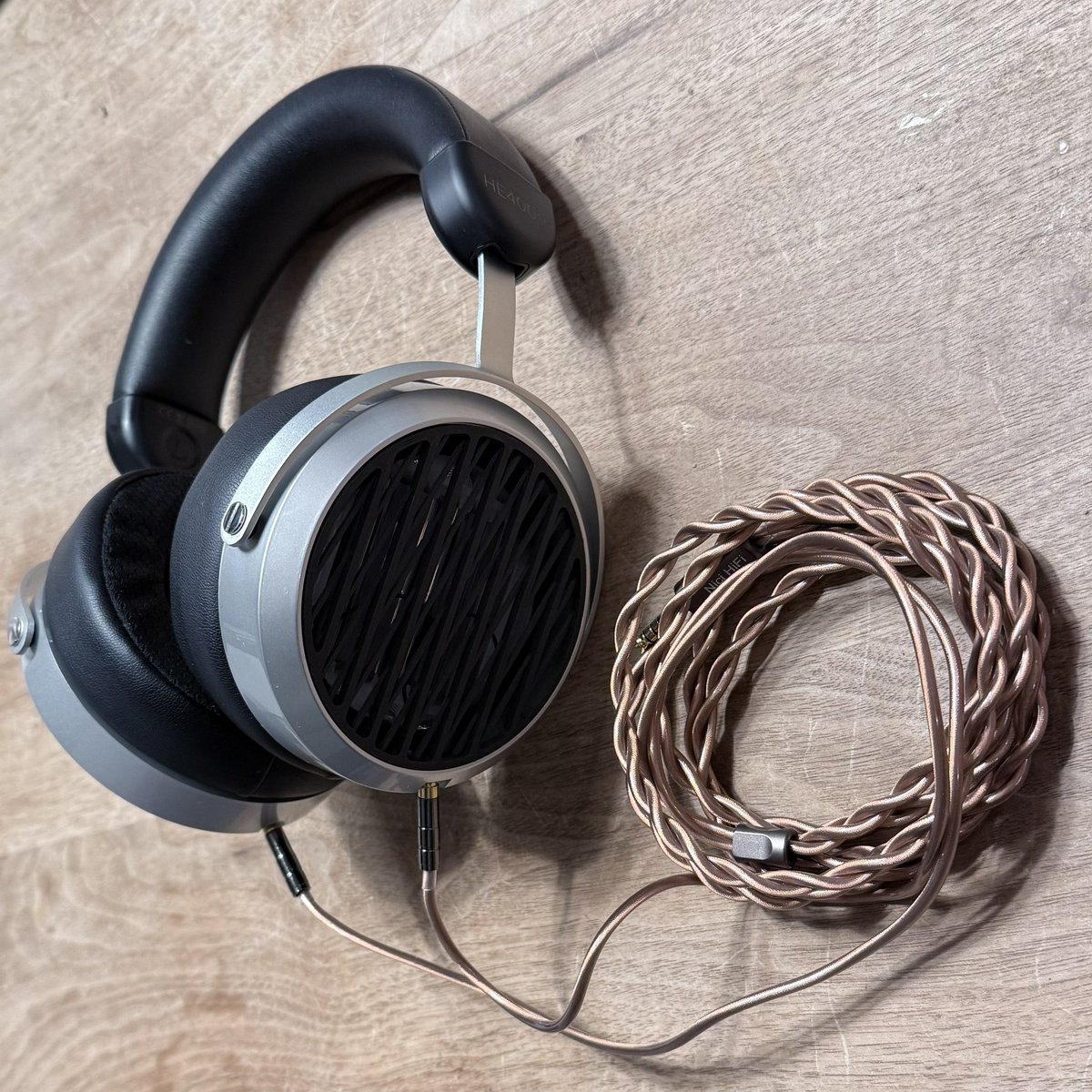 2日目
HE400se改造キット

HIFIMANのHE400seをTOMOWORKSさんの改造キットで改造する前提で買いましたが、改造しなくても普通に音、良かったです

が、改造(取り替え？)したら、さらに美音に！
コスパ最強、かなりオススメのヘッドホンです！

ケーブルをNICE