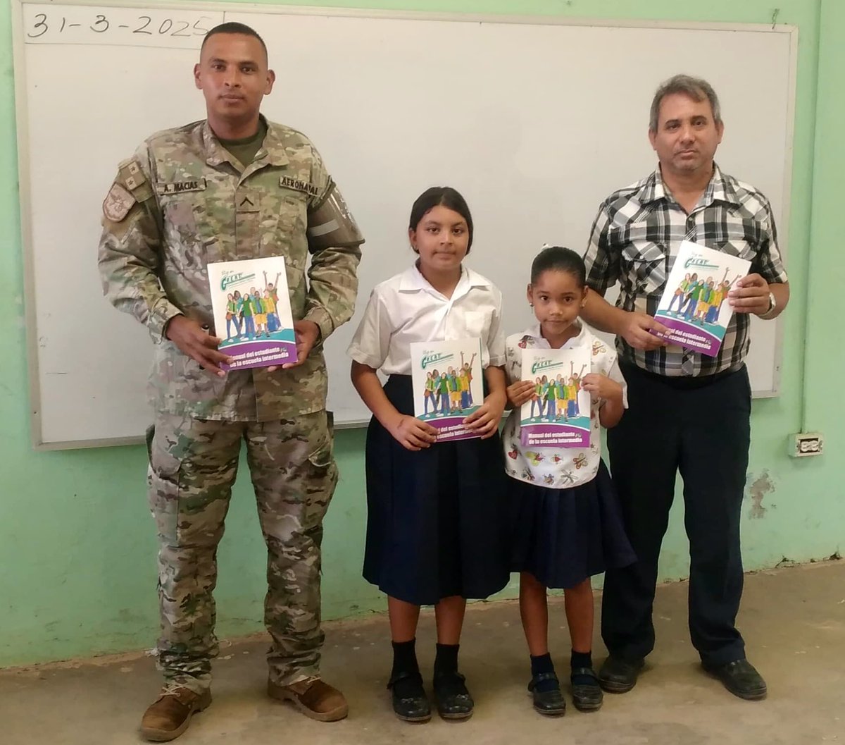 aeronavalpanama's tweet photo. #PlanFirmeza | En el marco de la campaña #FuerzaAeronaval y la operación #PatriaDuradera, #Aeronavales, a través de la #PolicíaDeNiñezYAdolescencia, realizan charla de prevención para los alumnos de la Escuela Multigrado La Candelaria, provincia de #LosSantos.

#SomosMuchoMás https://t.co/ZoqEDlk7le