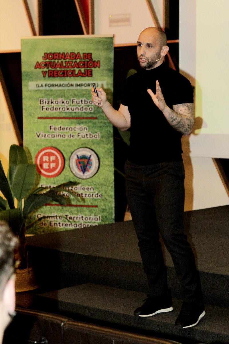 El entrenador madrileño Luismi Loro explica, en la segunda ponencia, las fórmulas y las tareas específicas sobre su 'Metodología del delantero'. 
"Hay que trabajar y personalizar el trabajo para cada delantero porqué cada uno necesita cosas diferentes", afirma con rotundidad.