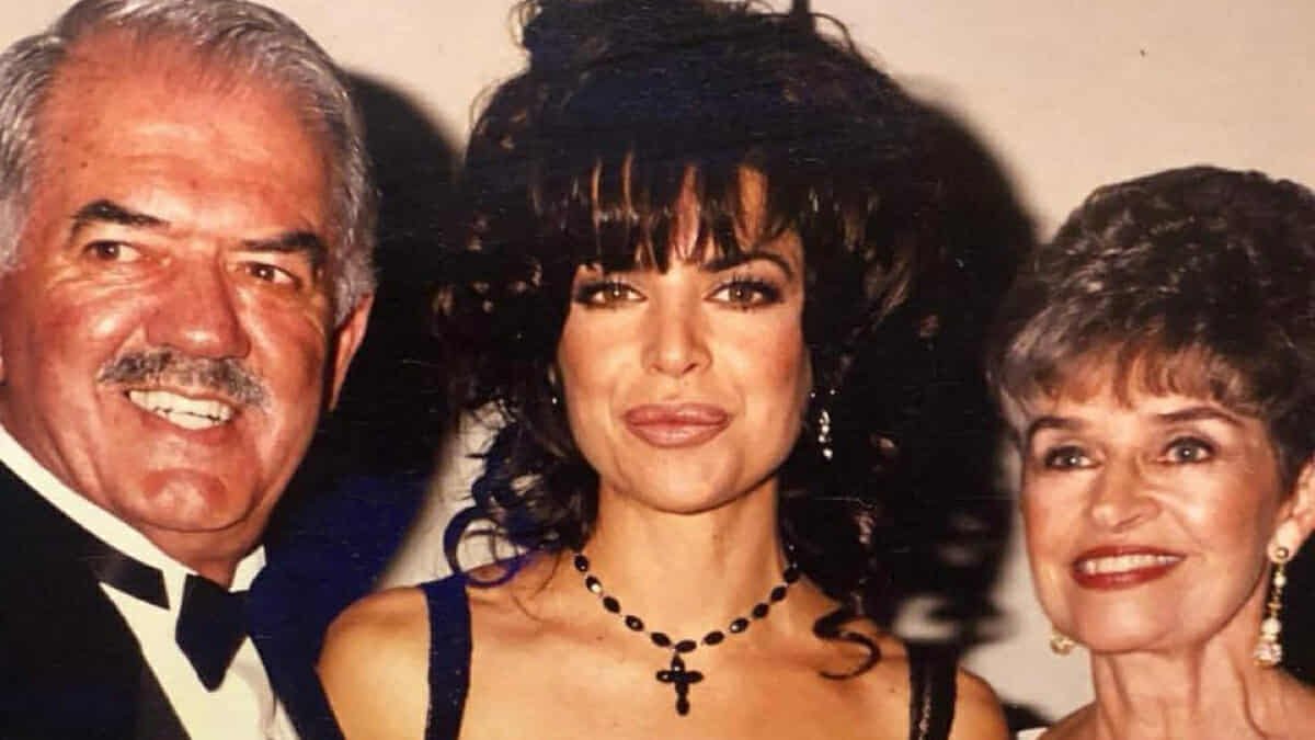 BrightlyAgain's tweet photo. Lisa Rinna Details Her Father’s Death: ‘He Was Really Unhappy’
Lisa revealed on her #podcast, Let’s Not Talk About the Husband, that in 2016, her father died from assisted suicide #AnythingForRelevancy
https://t.co/nT7YH3DRLd https://t.co/npBWHsaN8D