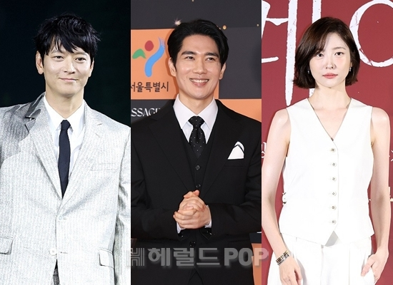 tang__kira's tweet photo. Kang Dongwon, Uhm Taegoo, dan Park Jihyun akan menjadi cast film 와일드 씽 (Judul tentatif)

Menceritakan dance group yang kembali reuni setelah disband 20 tahun lalu.

Kang Dongwon memerankan karakter yang dulu adalah dancer tapi sekarang jadi staff di televisi.

Uhm Taegoo memerankan seorang rapper yang penuh percaya diri meskipun rap-nya pas-pasan.

Park Jihyun memerankan mantan vokalis yang hidup menyendiri setelah grupnya bubar.

https://t.co/R71jiSQJJu