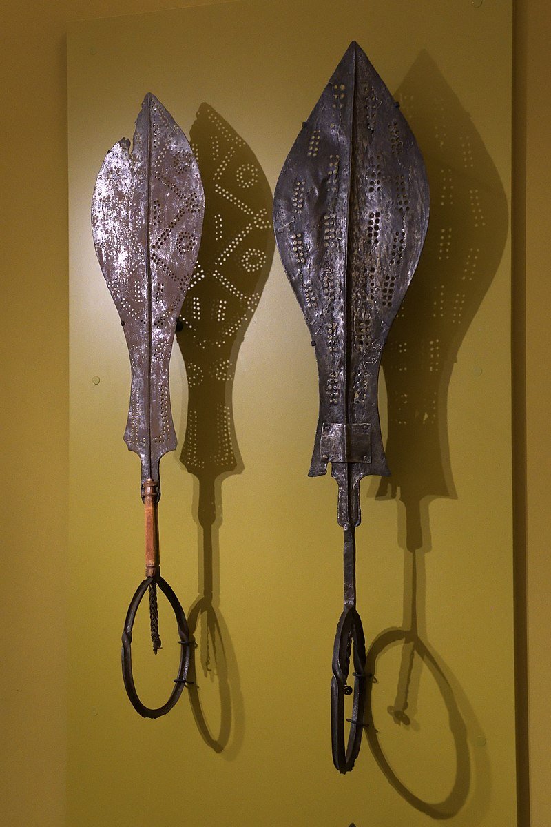 TheGreatestIFE's tweet photo. The Ada of Ogun and Abere are state swords of authority to the Yoruba.

During coronations, individual Yoruba Kings would contact the Oranmiyan to acquire a "sword of state"

State swords have been used for centuries to represent the ancient rights bestowed from Ife to various Yoruba and neighbouring groups, including the Fon, Ga, and Benin Kingdom. #GreatIFE